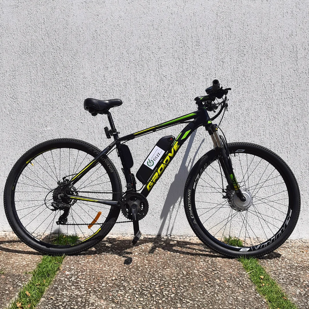 Fotografia publicada pela Fitzz de uma mountain bike com motor dianteiro e bateria no quadro.