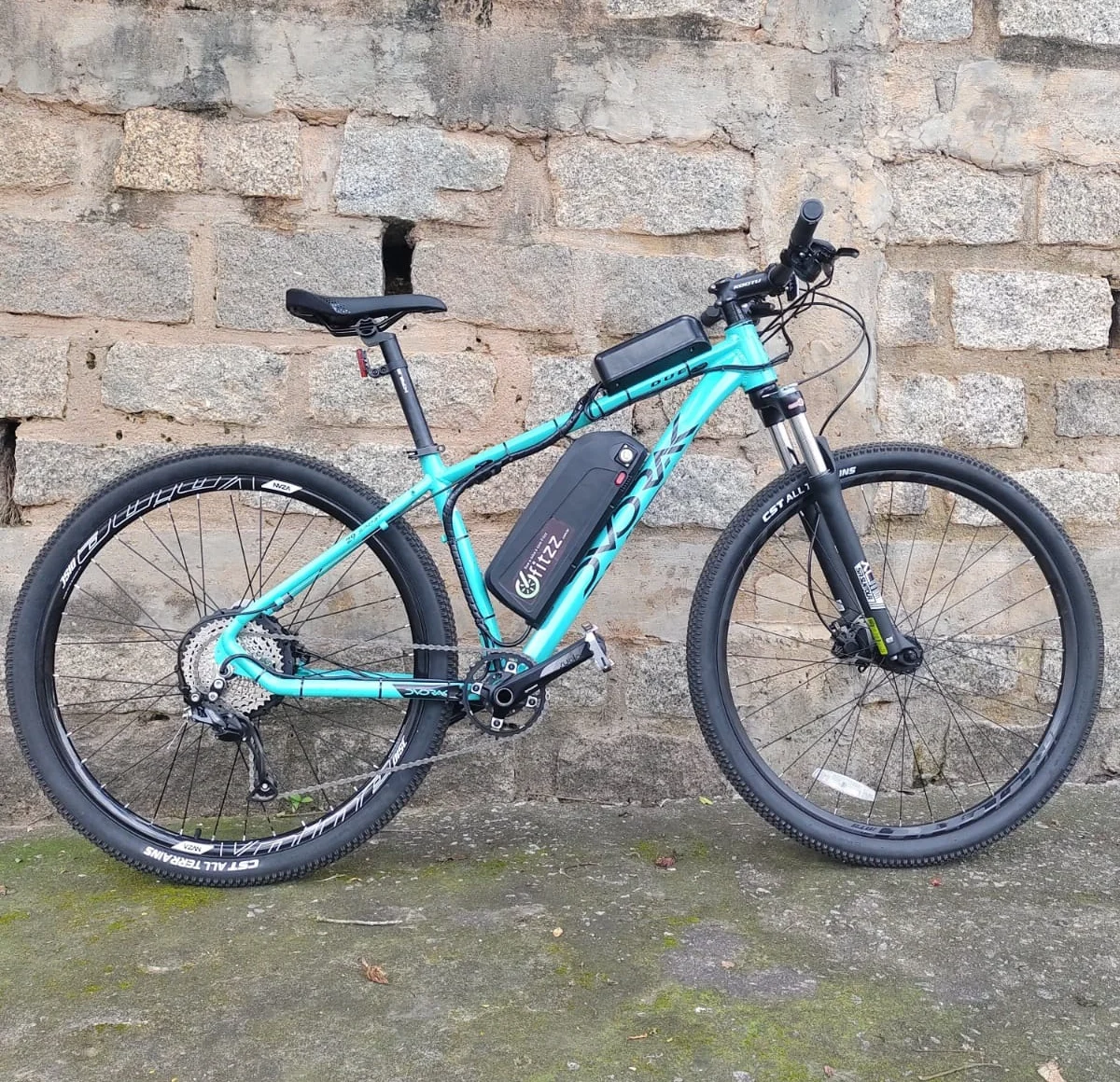 Mountain bike azul equipada com kit TURBO-750 apresentada pela Fitzz.